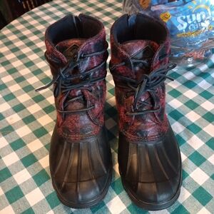 NWOT Sperry Saltwater Red And Black Buffalo Plaid Boots Size 8.5
